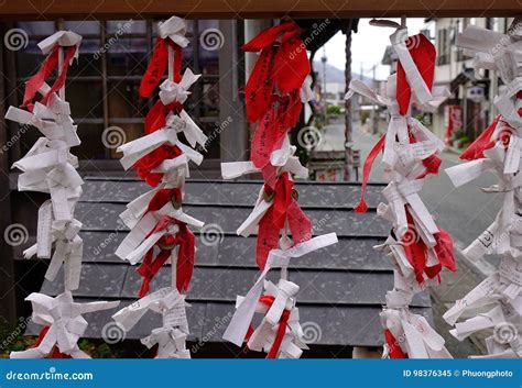 神社 おみくじ 結ぶ - 運命の糸を紡ぐ神聖な儀式